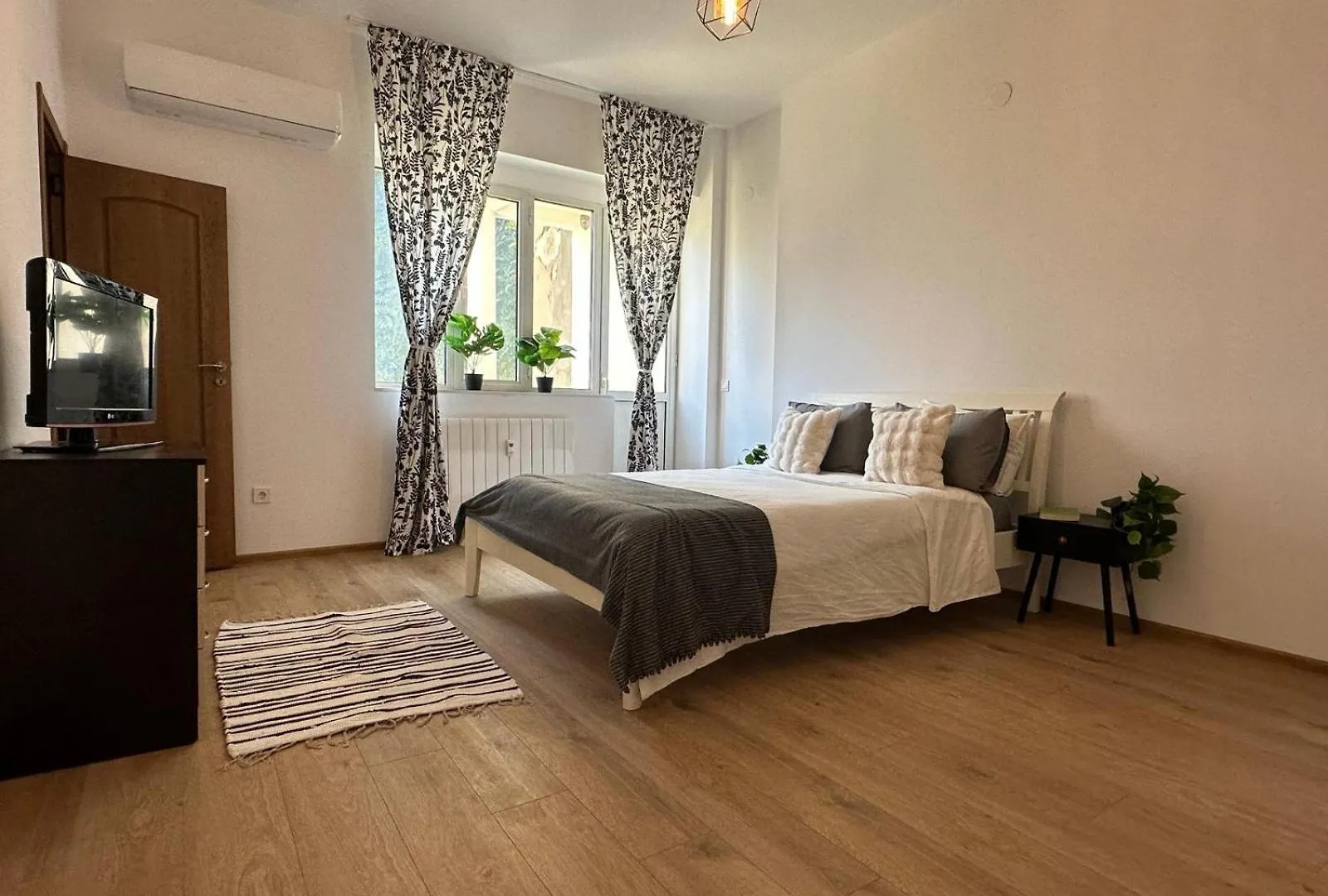 Contactos de Bright, City Centre, 1Br Apartment , Next To Sofia University